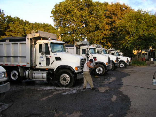 Mobile contractor washing a fleet of dump trucks